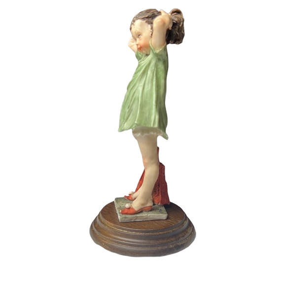 Vintage Resin Figurine of Lady Putting her hair in a Pony Tail. - Picture 5 of 10